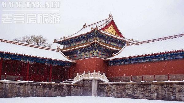 上周末，北京第一场雪之后，故宫银装素裹，美不胜收，成功登顶微博热搜第一位。网友们纷纷评论：“红色配白色，美的那么让人迷醉!”“想起了步步惊心。”于是，一时间网络上再次掀起南方人对于北方人的羡慕热潮。