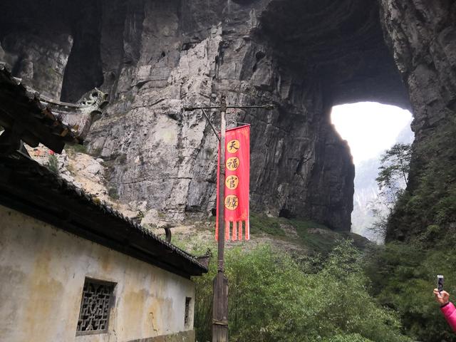 天生三桥，水绕青山山绕水，山浮绿水水浮山，美