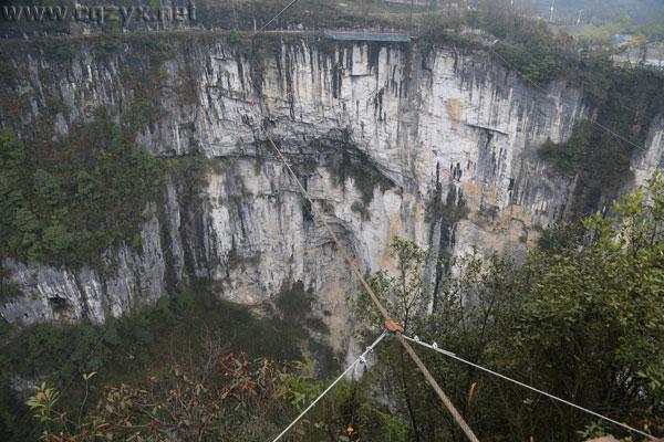 300米赛道搭建耗时一个月 武隆天坑跑钢丝大赛险象环生