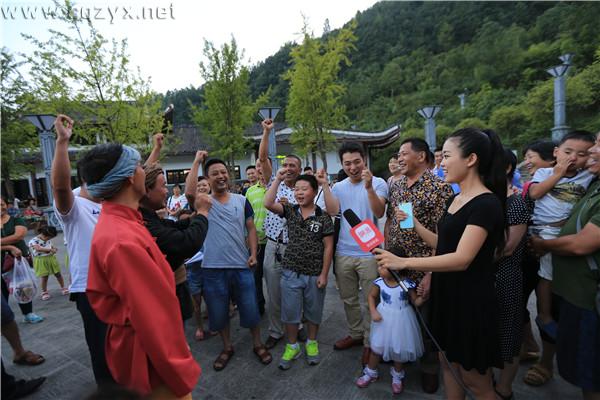 现场观众唱“川江号子”（图/王俊杰）